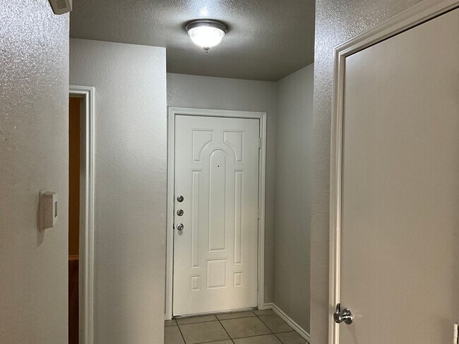 Building Photo - 10220 Lilac Ln