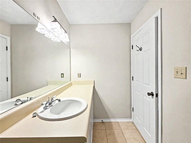 Building Photo - 1702 Country Park Dr