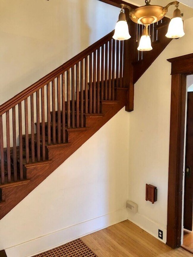 Building Photo - Queen Anne Home