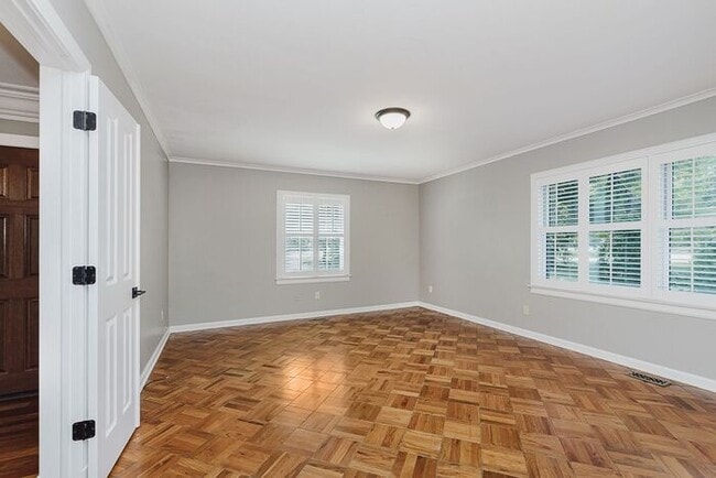 Building Photo - Elegant Updated Meridian-Kessler Home on E...