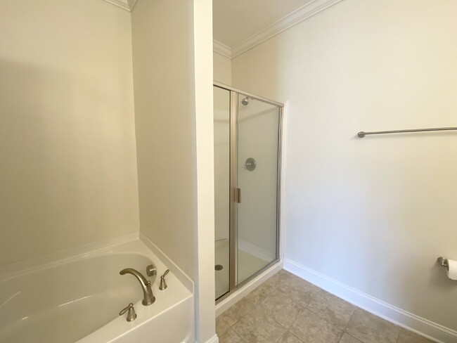 Building Photo - Spacious Three Bedroom Town Home! Located ...