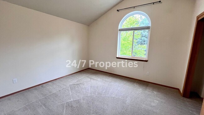Building Photo - Beautiful 3 BD | 2.5 BA Duplex in Wine Cou...