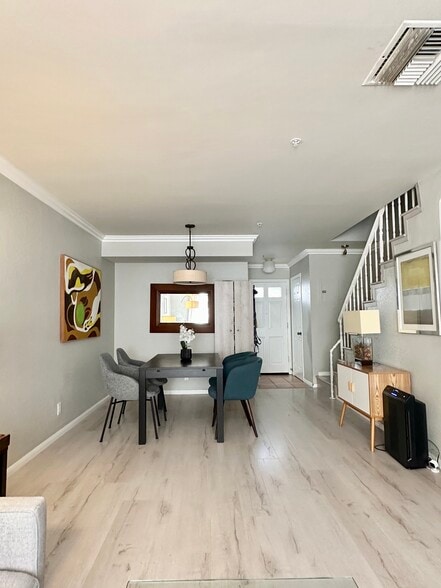 Primary Photo - 431 W Lexington Dr