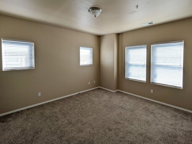 Building Photo - 5997 Blue River Dr SE