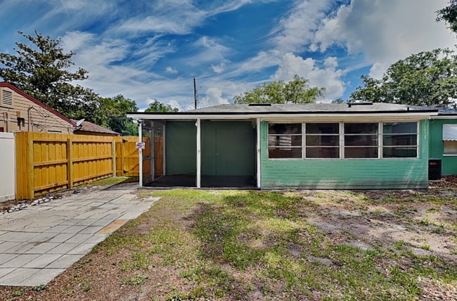 Building Photo - 2124 Valencia Rd