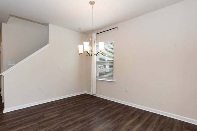 Building Photo - Three Bedroom End Unit Home!
