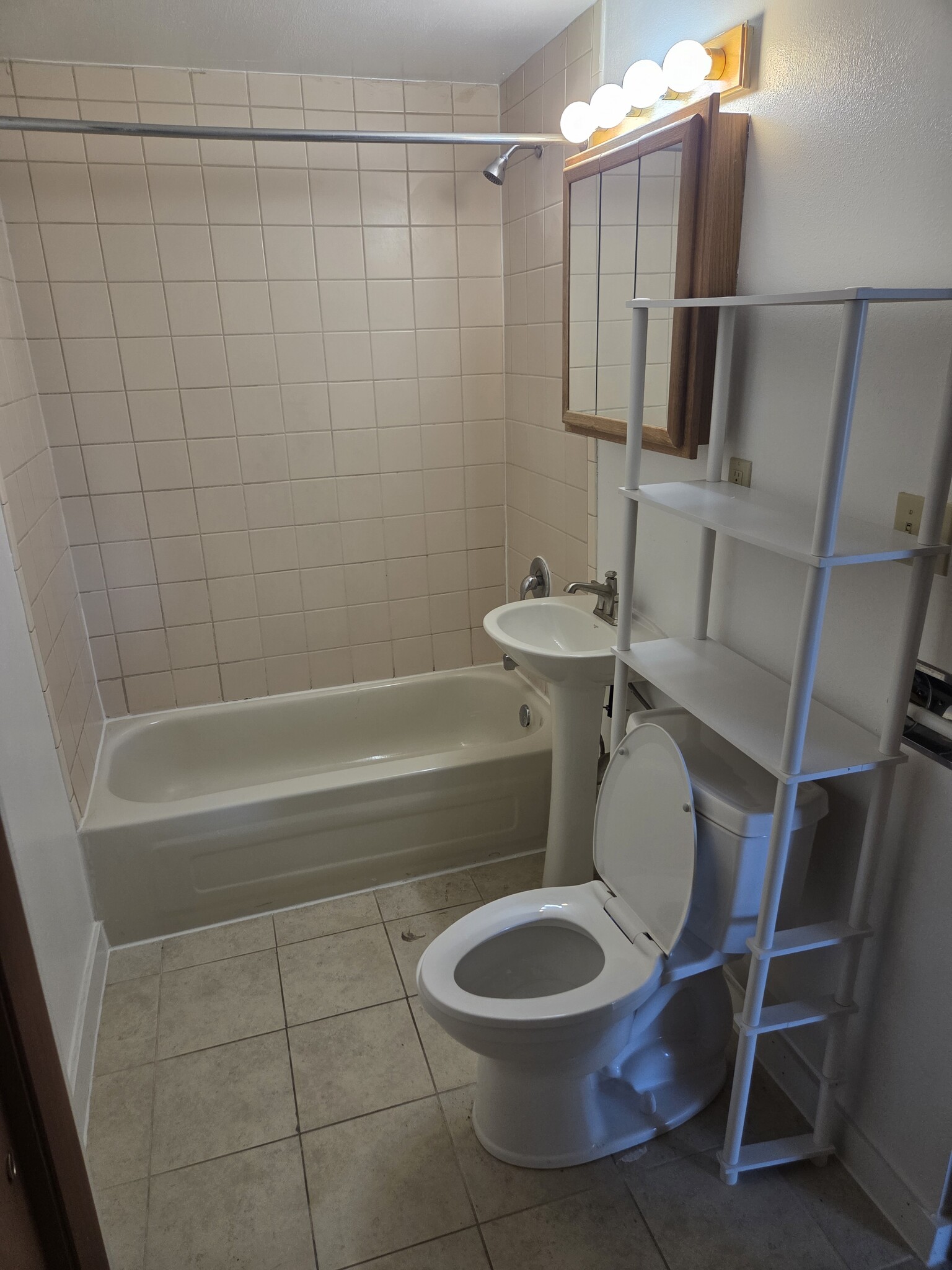 Full Bath - 610 W Wisconsin Ave