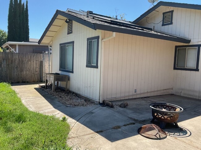 Building Photo - Chico 3 bed 2 bath home for rent, convenient location, neighborhood setting Garage, back yard