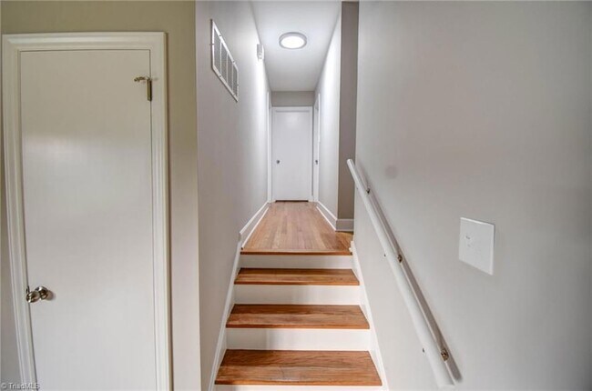 Building Photo - 318 Collinwood Dr