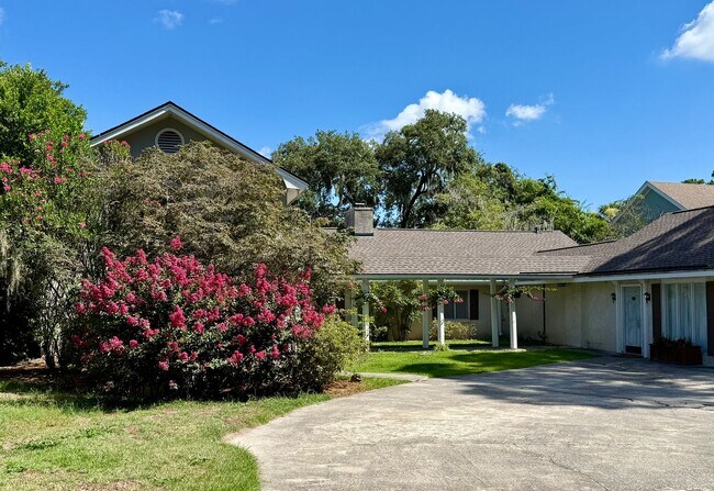 Building Photo - 807 Betz Creek Rd