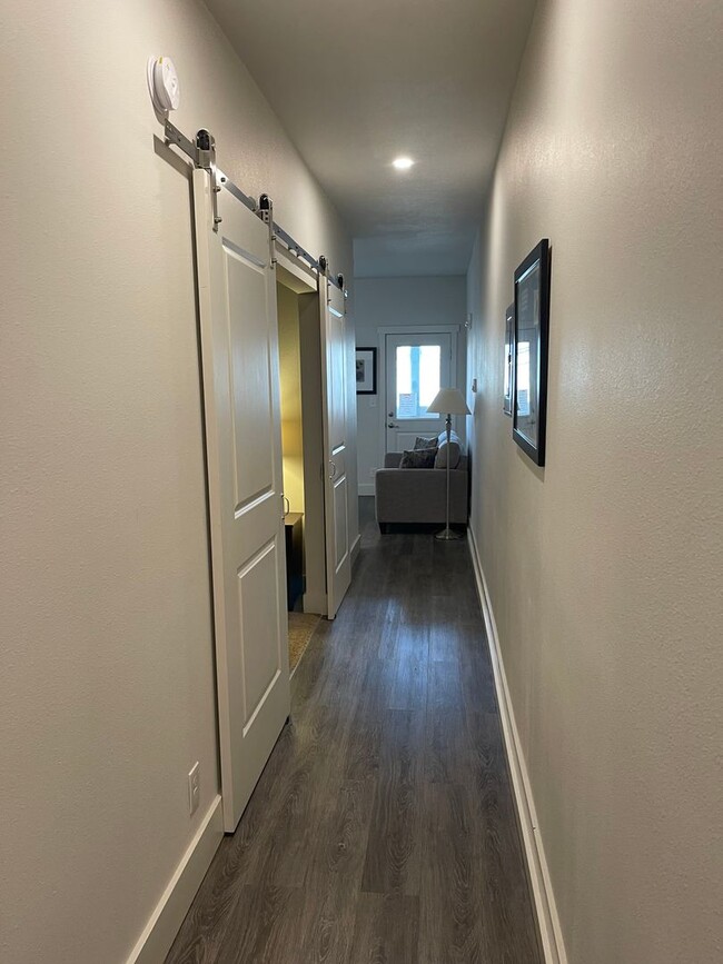 Building Photo - FURNISHED 1BED 1BATH APARTMENT - DOWNTOWN ...