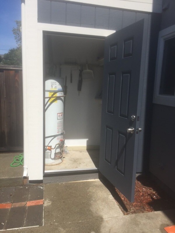 Building Photo - 136 Arana Dr