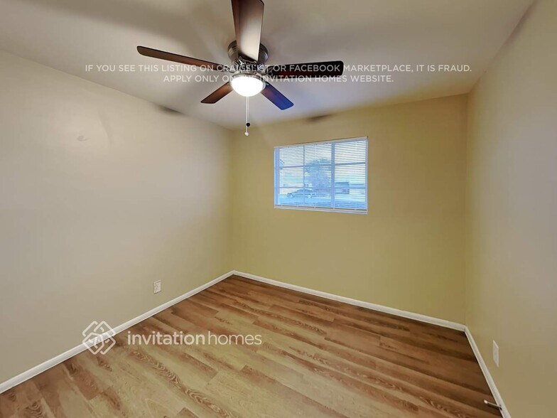 Building Photo - 1816 S Parkside Dr