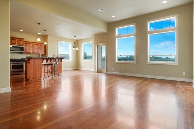 Building Photo - Spacious 4 bed, 3 bath home with sprawling...