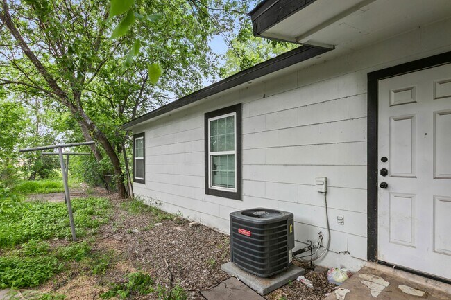 Building Photo - 3038 Weir Ave
