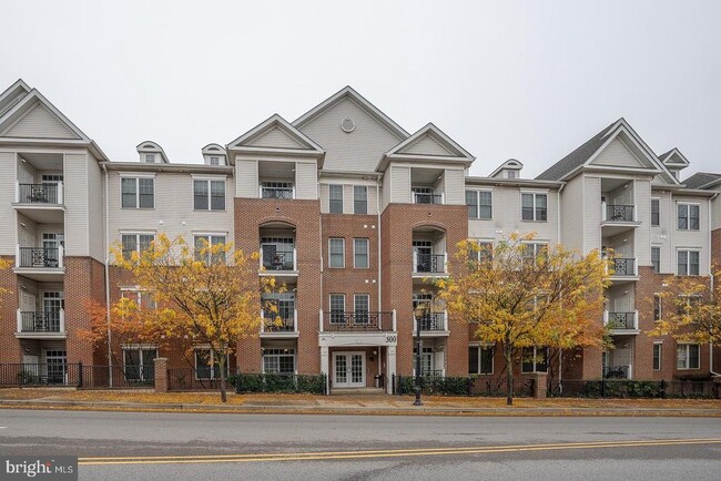 Building Photo - 300 W Elm St