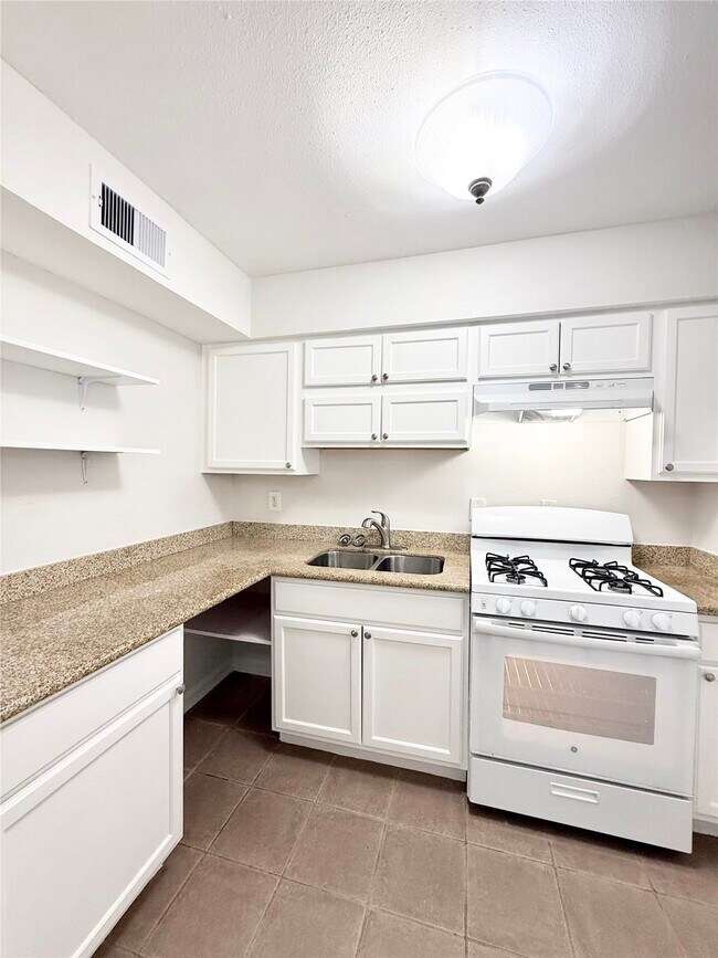 Building Photo - 1141 N Durham Dr
