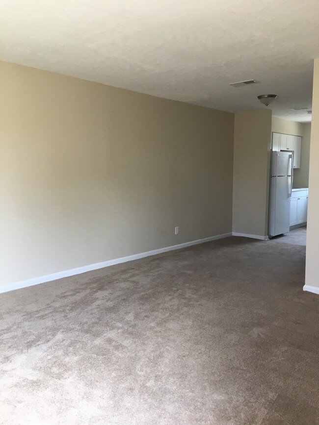 Building Photo - Efficient 2 Bed/1 Bath Duplex Unit in Spri...