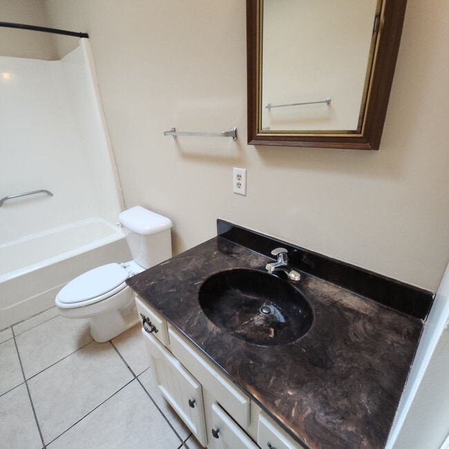 Building Photo - Updated Townhouse Apartment FOR RENT In Be...