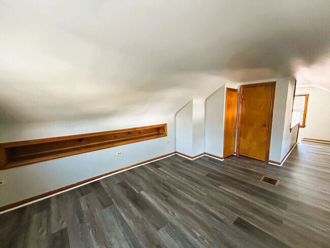 Building Photo - Bright & Spacious 3-Bed Home in Euclid