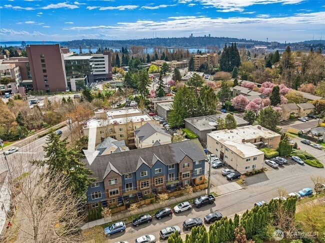 Building Photo - 3bd/2.25Ba Seattle Townhouse