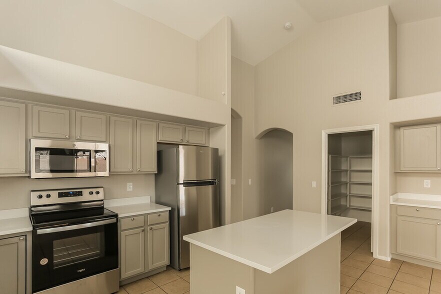 Building Photo - 8218 S Jenna Ln