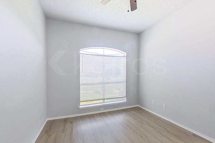 Building Photo - 4914 Glenoak Dr