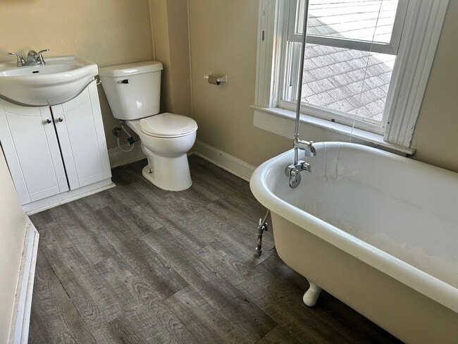 Building Photo - Section 8 Approved! - Great 3 Bedroom - 1 ...