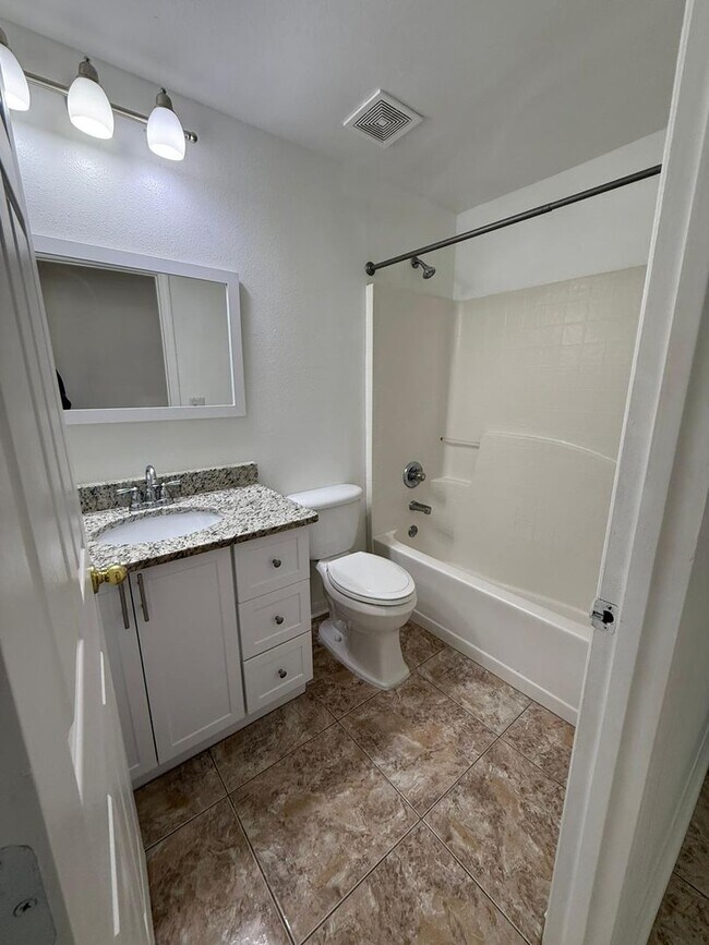 Building Photo - Recently renovated 4 Bedroom, 2 Bathroom, ...