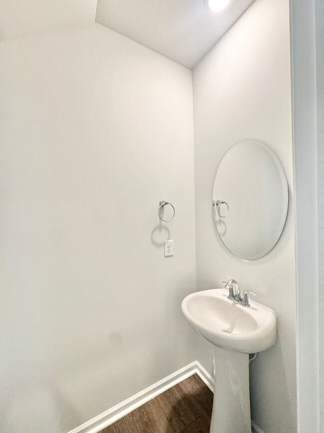 Building Photo - 5 Bedroom, 3.5 Bath Home!