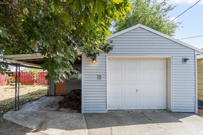 Building Photo - Single Family Home on Spokanes North Side!!