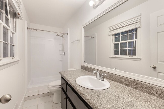Building Photo - Spacious 3bd/2ba w/ 2 Car Garage and Large...