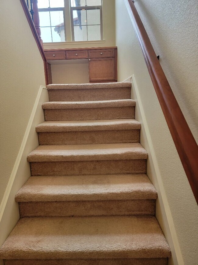 Building Photo - 3 Bedroom 3 bath house with a loft for rent in Folsom in the Parkway.  Solar & 240V Electric Car ...