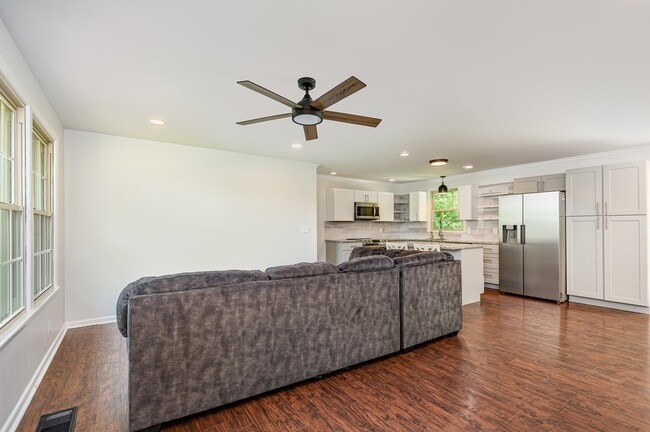 Building Photo - 138 Lakeside Park Dr