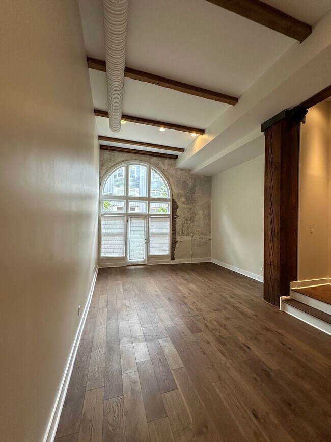 Building Photo - Desirable Nettleton rare vacancy massive  1Bd  2.5 bath with office/flex space , 2 parking space ...