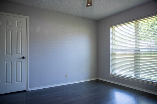 Building Photo - 3 Bedroom 2 Bath Home In Tyler ISD!