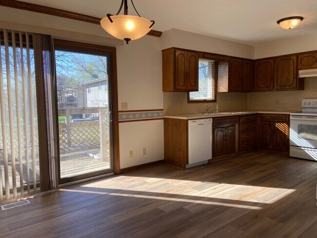 Kitchen & dining room - 13835 Greenfield Rd