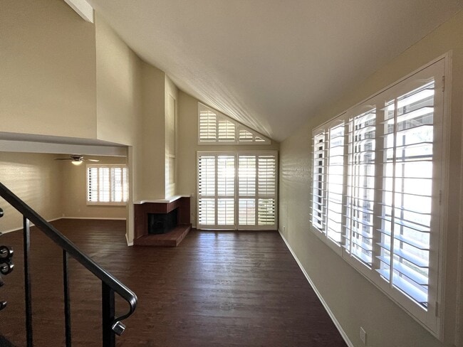 Building Photo - Spacious End Unit Home with 2 Master Suite...