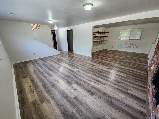 Building Photo - Single family home with large back yard!