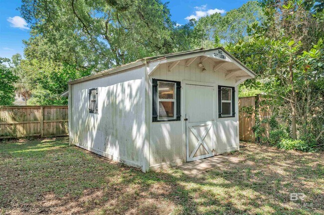 Building Photo - 252 South Dr