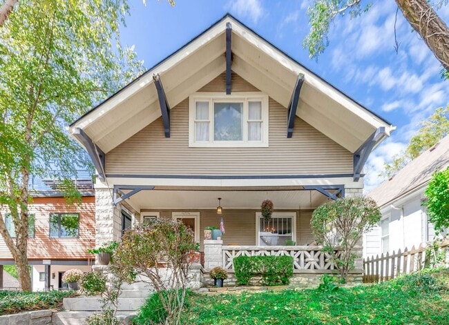 Building Photo - Fantastic West Plaza Bungalow