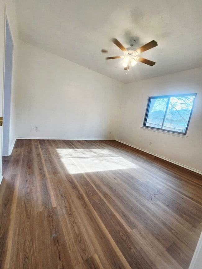 Building Photo - 3/2/2 Fresh Remodel