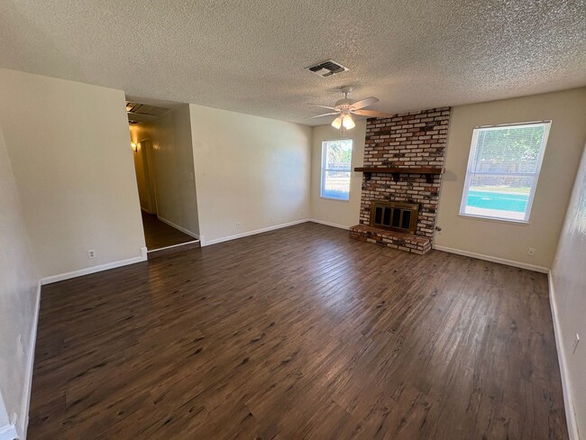 Building Photo - Cozy Home on Spacious Lot with Pool Available Now!