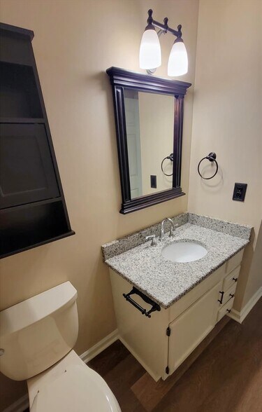 Building Photo - 6525 Blossomwood Cir NE