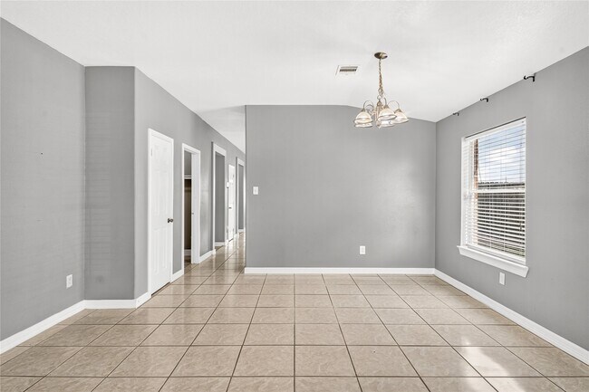 Building Photo - 10515 Evergreen St