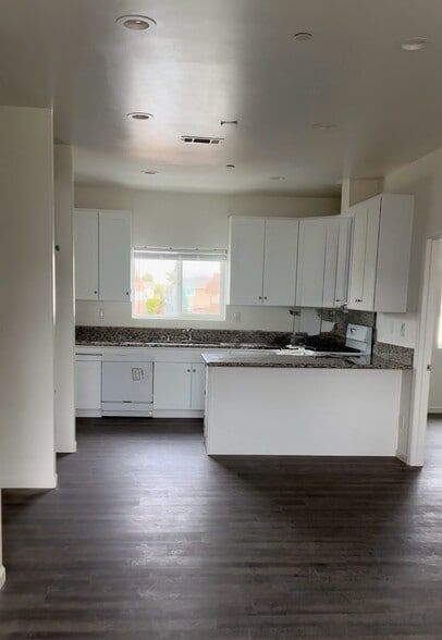 Building Photo - 471 E Newlove Dr