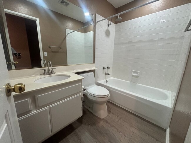 Building Photo - Beautiful 2-Bedroom Upper Corner Unit Townhome in Stevenson Ranch!