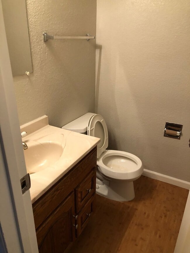 Building Photo - 3BR/2.5 Bath Townhouse with 1-car Garage