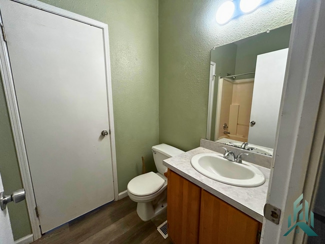 Building Photo - 640 SE Crystal Lake Dr