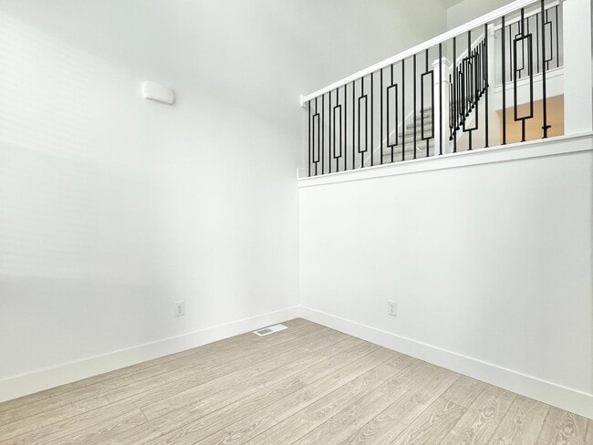 Building Photo - Gorgeous Townhome at Mountain Ridge!